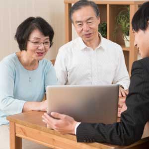 家事代行サービス利用の際の重視点｜PCを扱う老夫婦