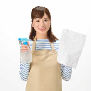 家事代行｜主婦に多い家事の悩みランキング掃除道具を持った女性