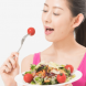 サラダを食べる女性
