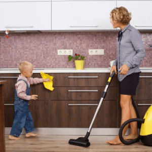 掃除する親子