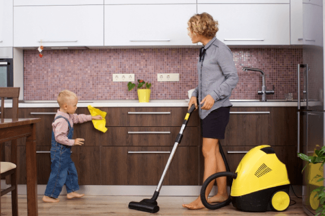 掃除する親子